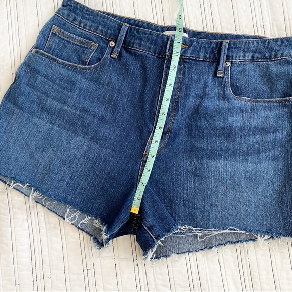 Good American Cut Off Shorts in Dark Blue Denim Stretch size 15 - Picture 8 of 11